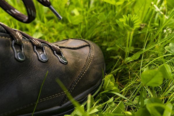 Hiking shoes 2415773 1920