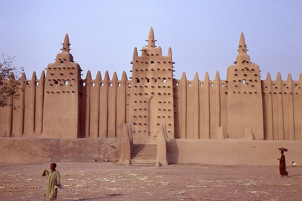 1024px la grande mosqu%c3%a9e 2 djenn%c3%a9 mali au petit matin. date du clich%c3%a9 27 12 1972